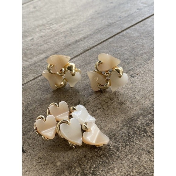 Claudette Vintage Pearl and Beige Moon Glow thermoset clip ons Brooch Set - Picture 2 of 11